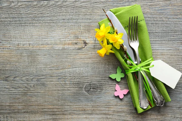 Apparecchiare la tavola di Pasqua con narciso e posate — Foto Stock