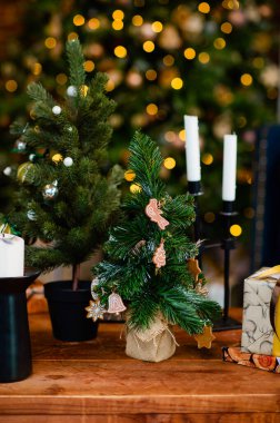 Noel sahnesinde ağaç hediyeler ve arka planda ateş. 3B görüntüleme