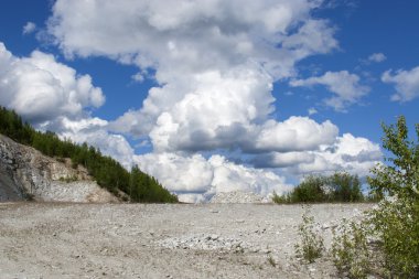 Mavi gökyüzü ve beyaz bulutlar, Alaska ile manzara.