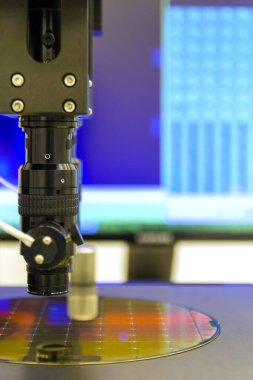Mikroskopta incelenen ve PC monitöründe kalitesi kontrol edilen mikroçipli silikon gofret