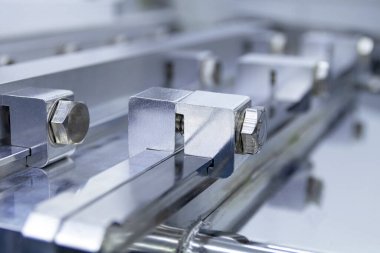 Araştırma ve geliştirme laboratuarının gümüş rengi yüksek teknolojili oda vakumu cihazı endüstriyel ekipmanı. .