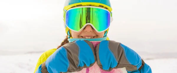 Egy Snowboardos Pózol Hegyekre Néző Lejtőn Hegyről Készül Leereszkedni — Stock Fotó