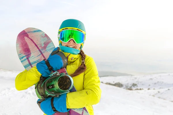 Ένας Snowboarder Ποζάρει Μια Πλαγιά Στο Πανόραμα Των Βουνών Ετοιμάζεται — Φωτογραφία Αρχείου