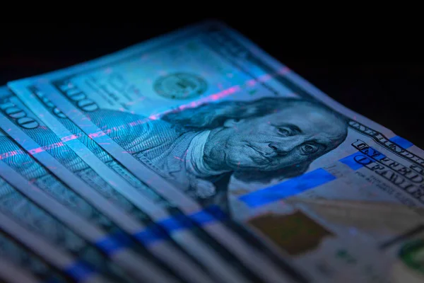 100 dólares moeda banknot em UV luz protection.Dollars em UV light.Dollars moeda em UV luz proteção. — Fotografia de Stock