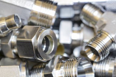 Sıkıştırılmış hava, hidrolik, pnömatikler, gazlar ve yakıt hatlarını birleştirmek için hızlı bağlantı bağlantıları. Kapatın. Seçici odak.