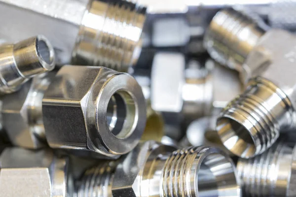 Sıkıştırılmış hava, hidrolik, pnömatikler, gazlar ve yakıt hatlarını birleştirmek için hızlı bağlantı bağlantıları. Kapatın. Seçici odak.