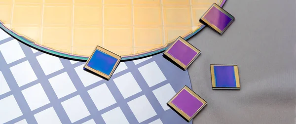 Diverse silicium wafers met printschakeling en aparte microchips . — Stockfoto