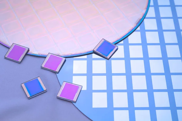 Diverse silicium wafers met printschakeling en aparte microchips . — Stockfoto