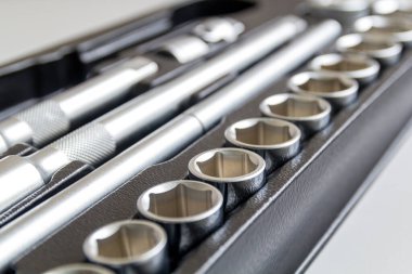 Aletleri yakın çekim - anahtar başları, her ihtimale karşı tornavida hortumlar. Profesyonel enstrüman. Seçici odak.