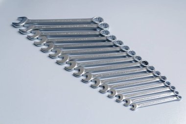 Kesik anahtarlar, arka arkaya en büyükten en küçüğe yatay olarak yerleştirilmiş. Üst görünüm bileşimi. El aleti. Marangozluk işi için araçlar.