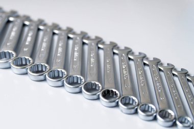 Kesik anahtarlar, arka arkaya en büyükten en küçüğe yatay olarak yerleştirilmiş. Üst görünüm bileşimi. El aleti. Marangozluk işi için araçlar.