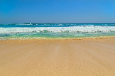 Güneşli gökyüzü olan tropik plajdan deniz manzarası. Bali adasının yaz cenneti plajı.
