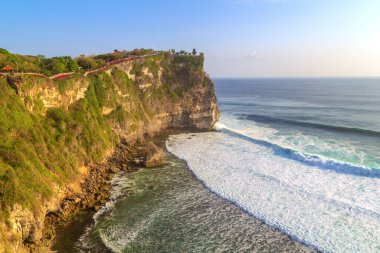 İnanılmaz bir manzara. Mavi gökyüzü ve okyanusla dolu bir uçurum. Bali, Endonezya.