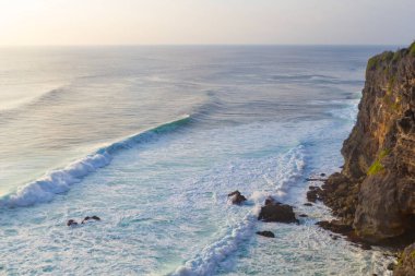 İnanılmaz bir manzara. Mavi gökyüzü ve okyanusla dolu bir uçurum. Bali, Endonezya.