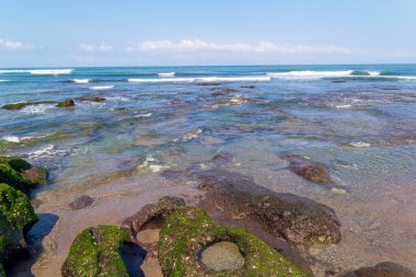 Canggu, Bali, Endonezya 'daki Echo sahillerinde şaşırtıcı doğal kaya havuzları.