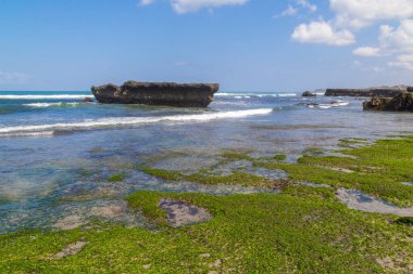 Canggu, Bali, Endonezya 'daki Echo sahillerinde şaşırtıcı doğal kaya havuzları.