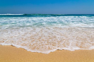 Canggu, Bali, Endonezya 'da güneşli bir günde Echo sahilinde güzel bir okyanus..