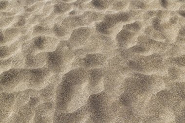 Yazın bir kumsalın kum desenine yakın çekim..