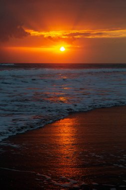 Denizin üzerinde renkli bir şafak. Doğa kompozisyonu. Güzellik dünyası doğal dış dünya seyahat arka planı..