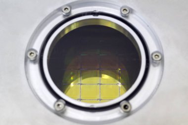 Depo kutusunun içinde mikroçipli silikon gofretler. Depo penceresi. - Gofret, mikro çipli birkaç parça gofret üretiminde kullanılan kristal silikon gibi yarı iletken bir malzemedir..