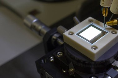 Sonda istasyonundaki küçük, eski ekranı kontrol ediliyor. Mikro elekronik. Teknolojiyi göster.