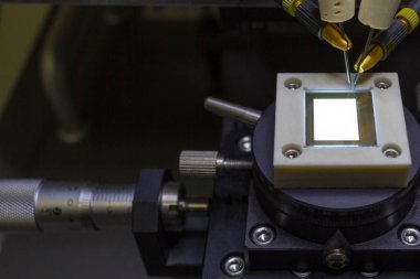 Sonda istasyonundaki küçük, eski ekranı kontrol ediliyor. Mikro elekronik. Teknolojiyi göster.