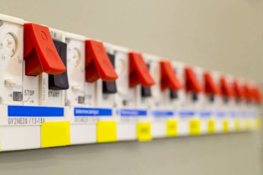 Devre kesicili elektrik santrali. Elektrik arkaplanı