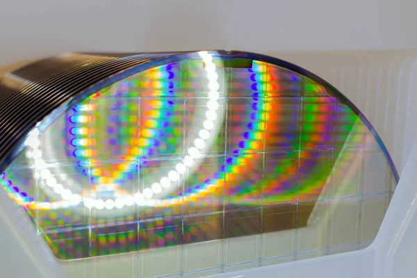 화이트 플라스틱 홀더 박스에 있는 실리콘 와퍼 (Silicon Wafers in white plastic holder box on a table- A wafer) 는 집적회로의 제조를 위해 전자 공학에 사용되는 결정 실리콘 과같은 얇은 반도체 조각이다.. — 스톡 사진