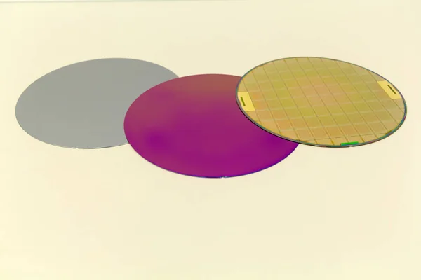 Krzemowe Wafle trzy rodzaje - pusty szary wafel, fioletowy wafel z folią SiO i złote gofry z mikrochipami — Zdjęcie stockowe