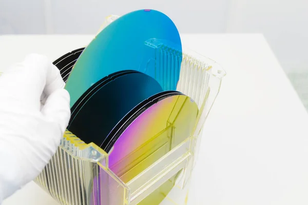 Siliciumwafers in plastic opbergdoos in heldere ruimte van halfgeleidergieterij. — Stockfoto