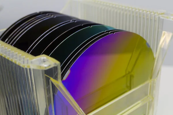 Siliciumwafers in plastic opbergdoos in heldere ruimte van halfgeleidergieterij. — Stockfoto