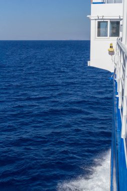 Yolcu gemisinin bir parçası. Yolcu gemisiyle okyanusta uyanmak. Yolcu gemisinden su sızıntısı..