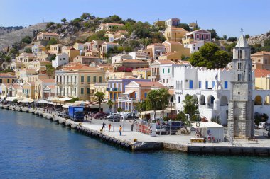 Yunanistan. Dodekanese. Ada Symi. Renkli evler ve tekneler. .