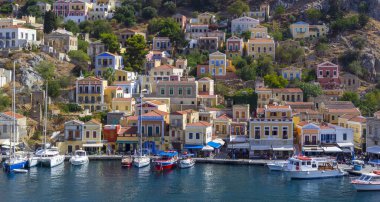 Yunanistan. Dodekanese. Ada Symi. Renkli evler, tekneler ve yatlar. .