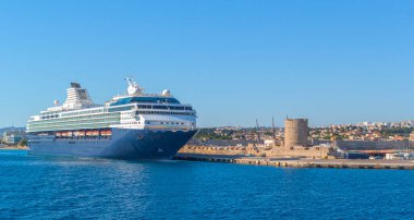 Rodes, GREECE - Mayıs 2019: Costa NeoClassica Cruise Gemisi Yunanistan 'ın Rodos limanından ayrılıyor