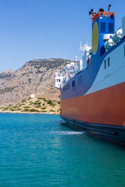 Yolcu gemisinin bir parçası. Yolcu gemisiyle okyanusta uyanmak. Yolcu gemisinden su sızıntısı..