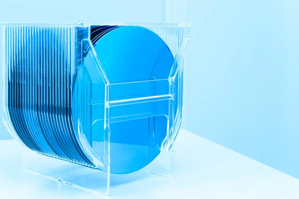 Siliciumwafers in plastic opbergdoos in heldere ruimte van halfgeleidergieterij. — Stockfoto