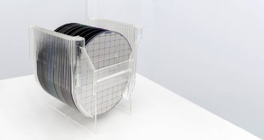 Plastik kutuda silikon gofretler. Yarı iletken dökümhanesinin açık odasında..