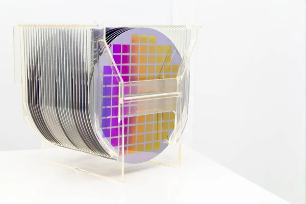 半導体ファウンドリの透明室内プラスチック収納ボックスのシリコンウエハー. — ストック写真