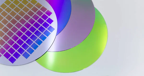 Verschillende silicium wafers met printschakeling en verschillende kleuren.Witte achtergrond — Stockfoto