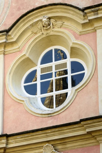 Detalhe da janela elíptica barroca emoldurada refletindo Fieschi chur — Fotografia de Stock