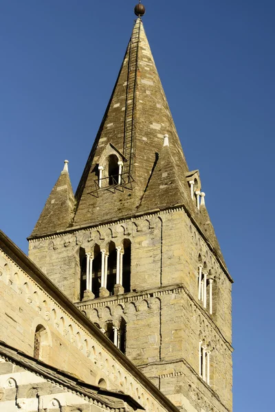 Szprosy w dzwon wieża Fieschi romański kościół, Lavagna, ja — Zdjęcie stockowe