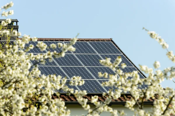 Fotovoltaïsche zonnepanelen op dak, Duitsland — Stockfoto