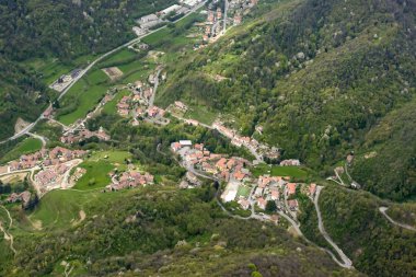Torre de Busi köyünün havadan görünümü, Orobie
