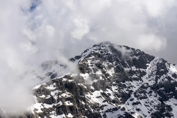 Cume de Tre Signori pico entre nuvens, Orobie — Fotografia de Stock