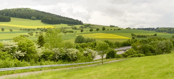 Autostrady w wiosenny zielony pejzaż, Baden Wuttenberg, Germa — Zdjęcie stockowe