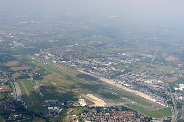 Aeropuerto de Orio desde arriba, Italia — Foto de Stock