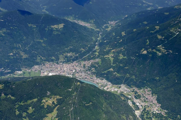 Edolo village aerial from south, Lombardia, Itália — Fotografia de Stock
