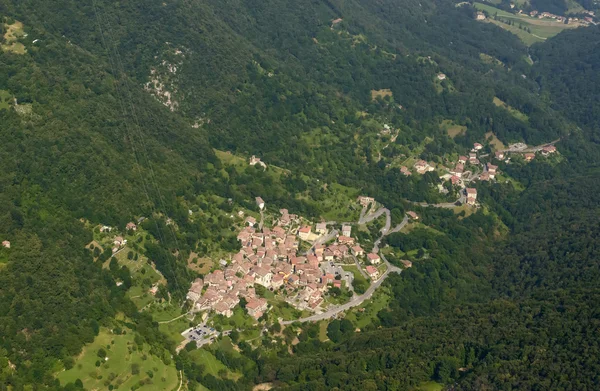 Luchtfoto van Olera dorp, Orobie — Stockfoto