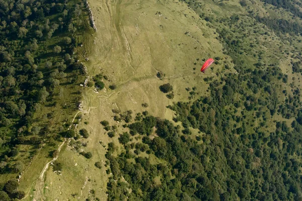 Antena de parapente rojo sobre los glades de Cornizzolo, Italia — Foto de Stock